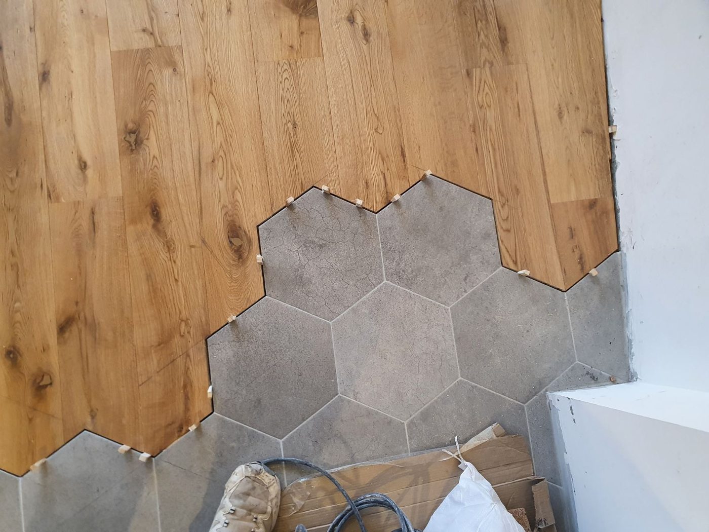 Pose créative parquet hexagones — jonction carrelage parquet Paris