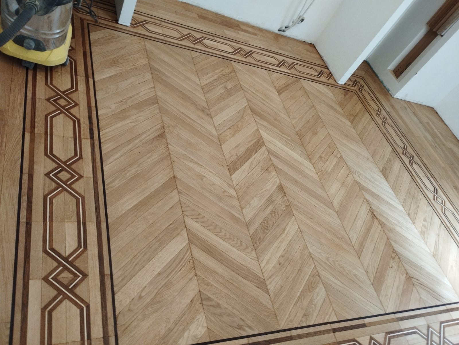 Point de Hongrie avec frise marquetée — motif géométrique artisanal