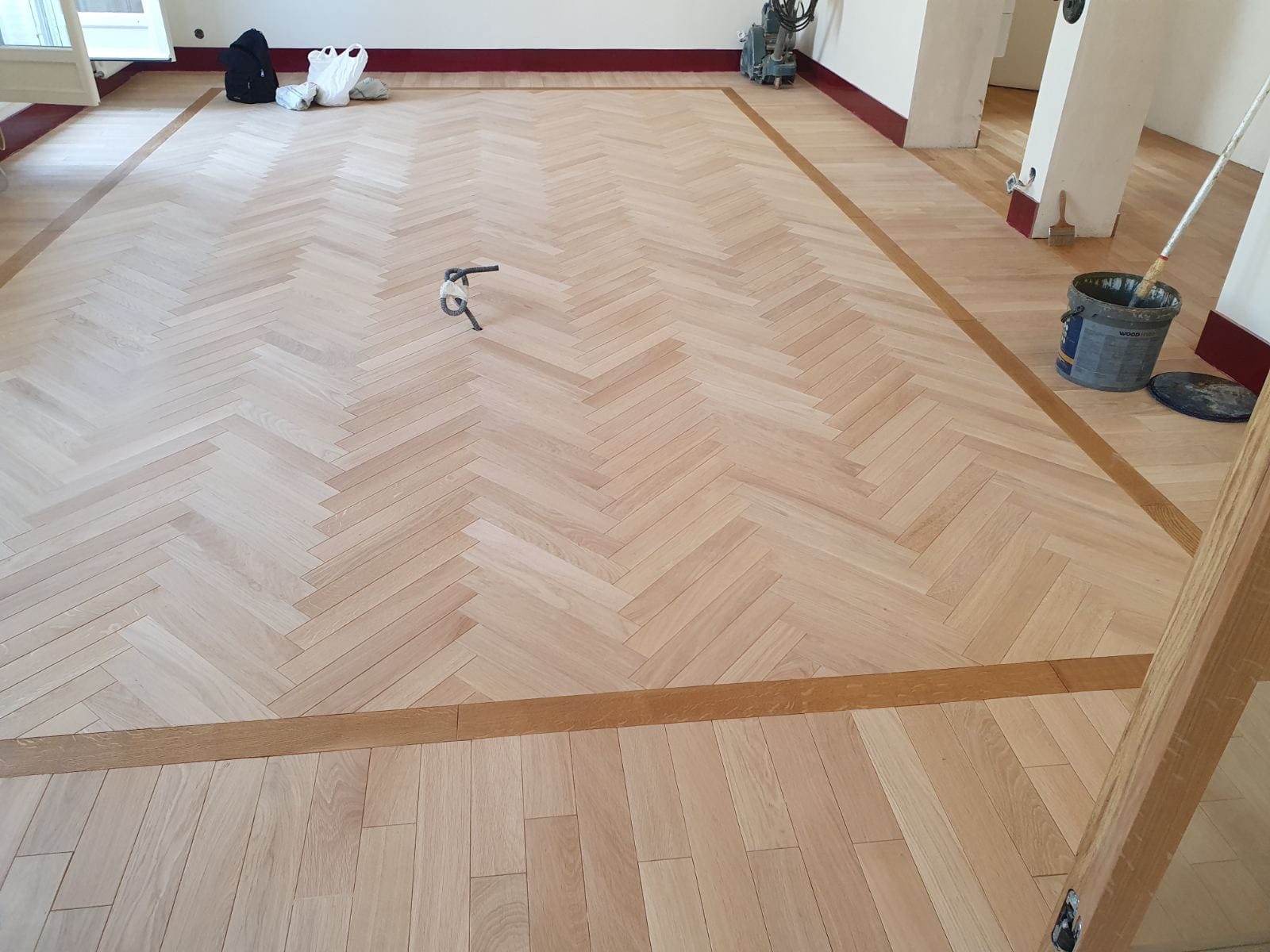 Point de Hongrie salon après ponçage — chêne brut