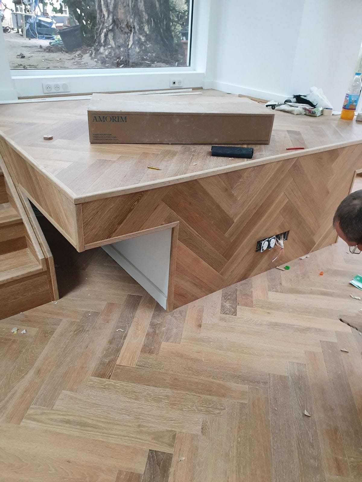 Îlot point de Hongrie après — estrade terminée avec tiroirs