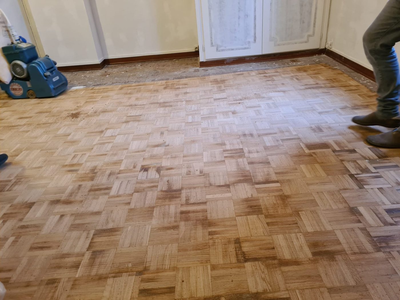 Mosaïque avant ponçage — parquet usé