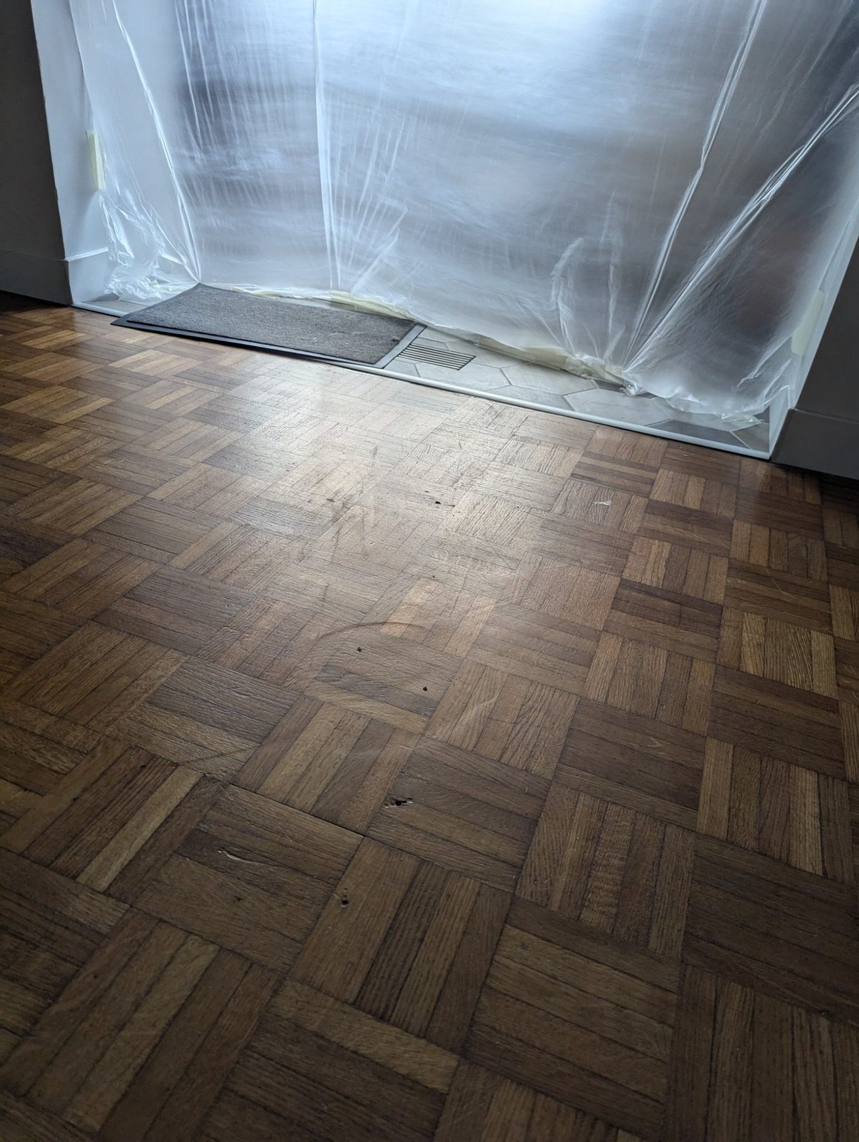 Mosaïque avant travaux — taches et usure