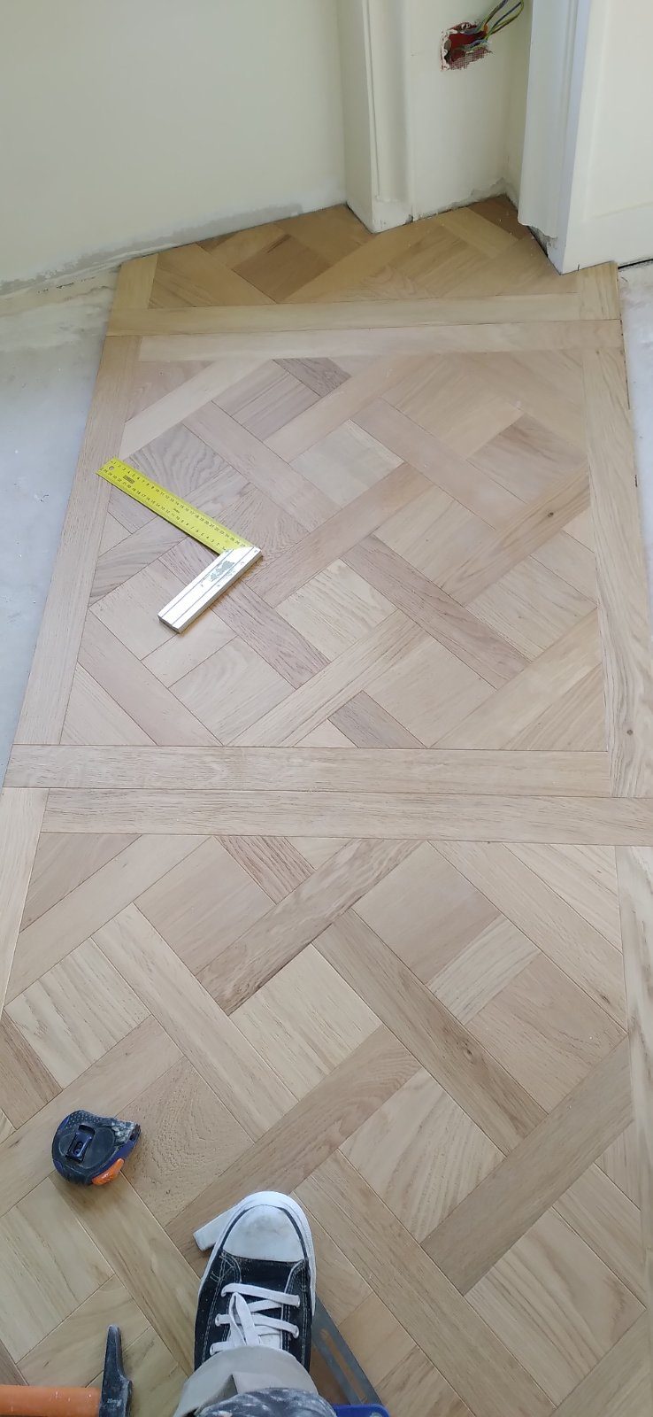 Pose parquet Versailles détail — artisan parqueteur Paris assemblage chêne massif